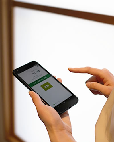 スマホでの勤退チェックの様子